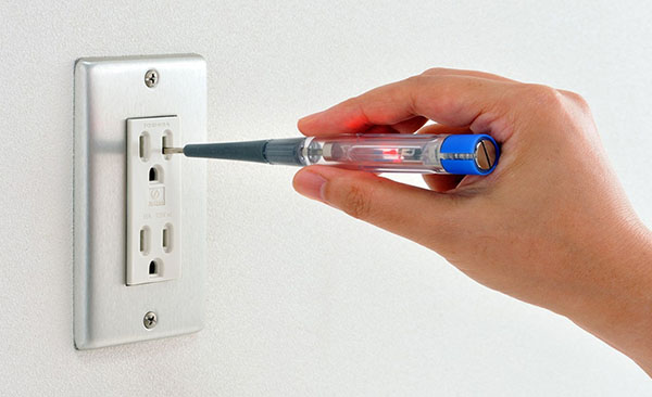 Bút thử điện là công cụ cần thiết khi nối dây điện vào ổ cắm