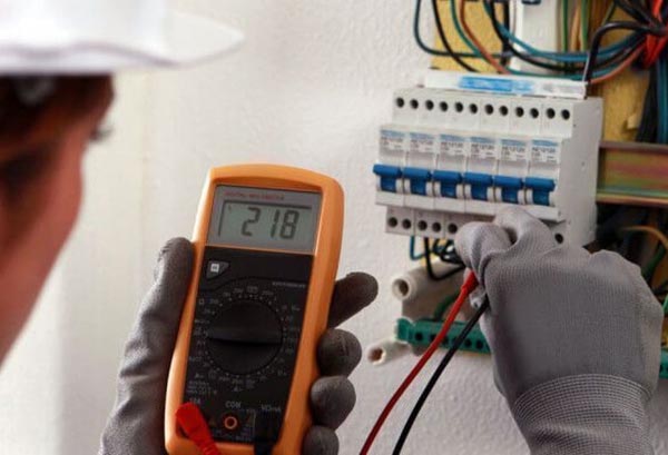 Thợ điện cần có kiến thức và kỹ năng sửa chữa đồ điện