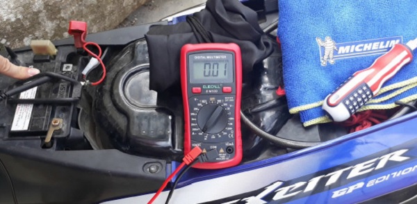 Sử dụng đồng hồ vạn năng để đo ắc quy xe máy