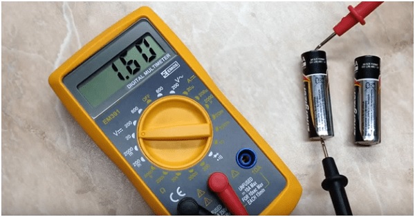 Cách kiểm tra điện áp pin bằng đồng hồ vạn năng