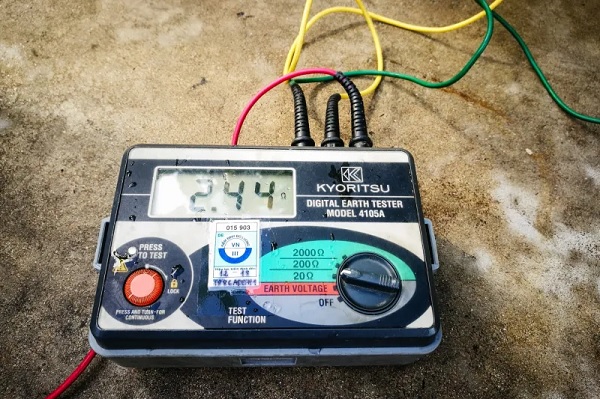 Sử dụng máy đo điện trở đất để kiểm tra giá trị điện trở nối đất