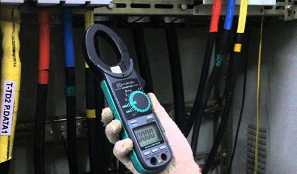 Cách đo điện áp bằng ampe kìm
