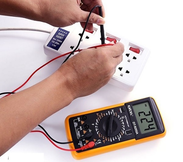 Sử dụng thiết bị đo điện như đồng hồ vạn năng để kiểm tra đoản mạch